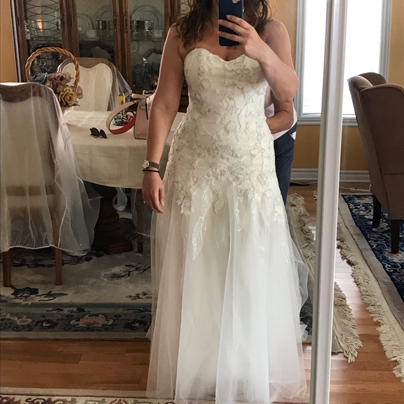 Gorgeous wedding gown never worn - Picture 8 of 8